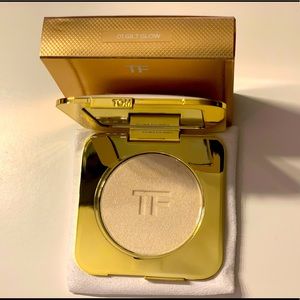Tom Ford Radiant Perfecting Powder in Guilt Glow